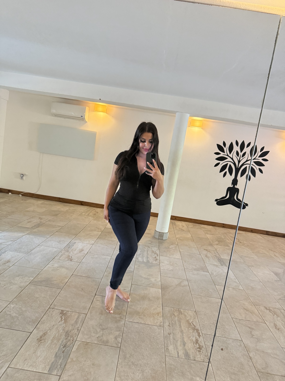 Wassila dans son studio de danse