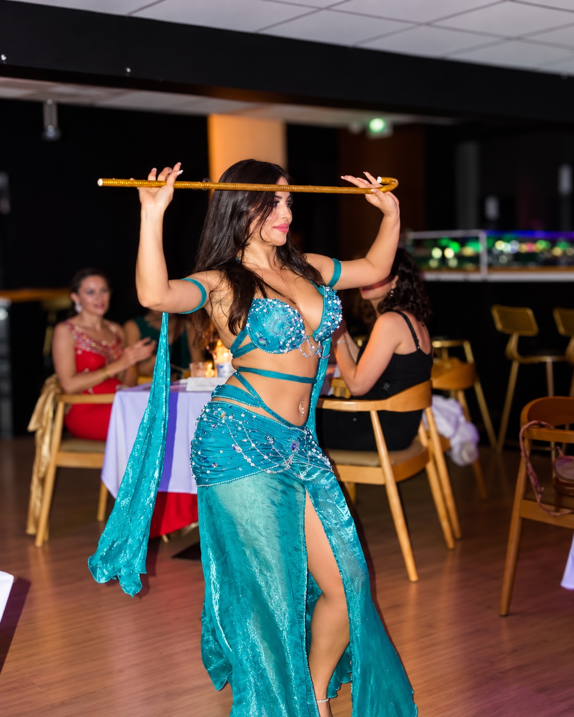 Wassila en costume bleu avec sa canne — article Free Dom